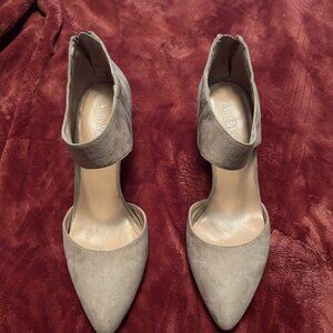 Kelly & Katie 'Renilla' Sz 9 faux suede heels